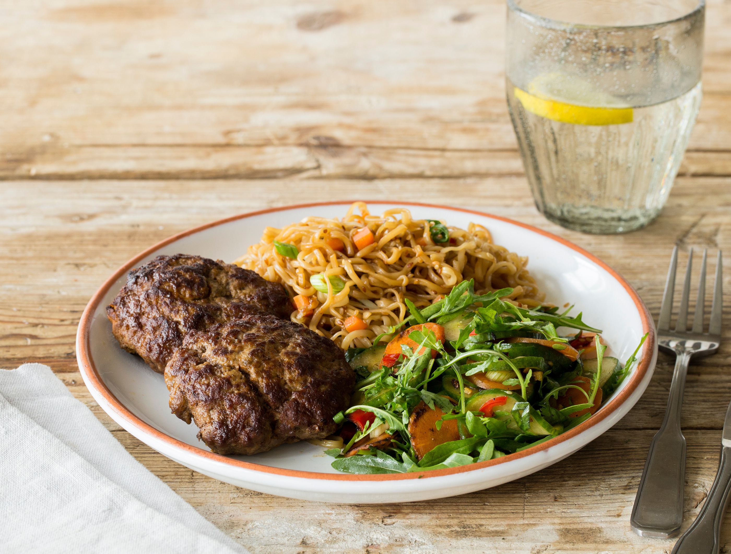 Thaise burgers met salade met Oosterse dressing en  noedels