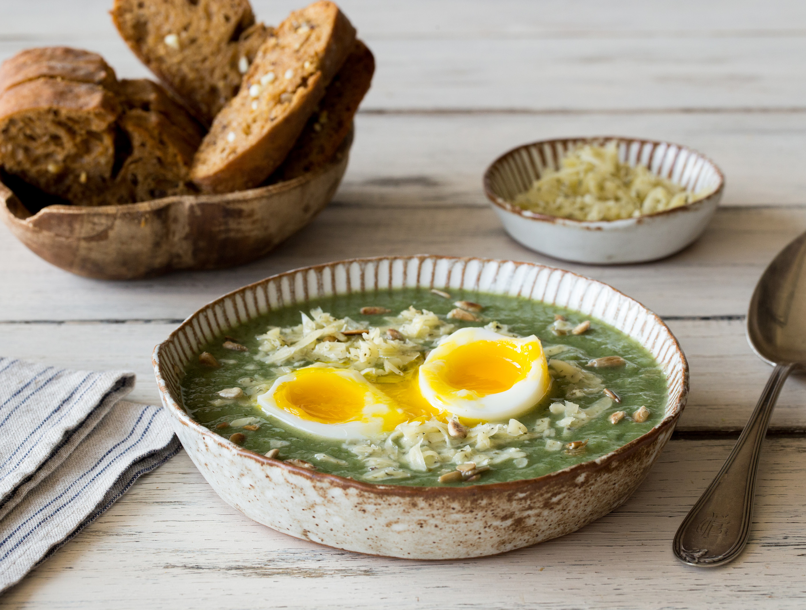 Raapstelensoep met kruidenkaas, zonnebloempitten en knoflookbrood