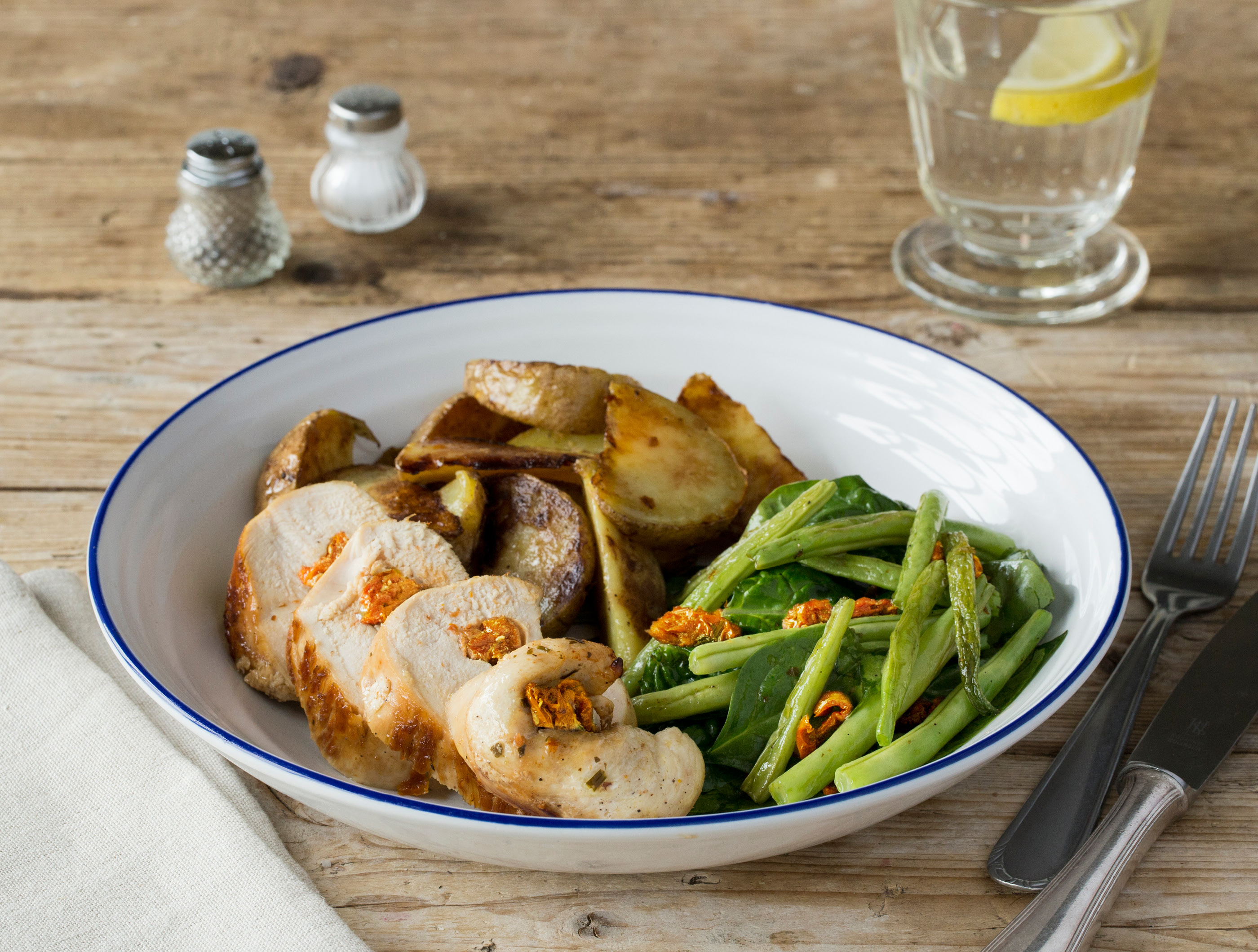 Gevulde kipfilet met salade van spinazie en haricots verts