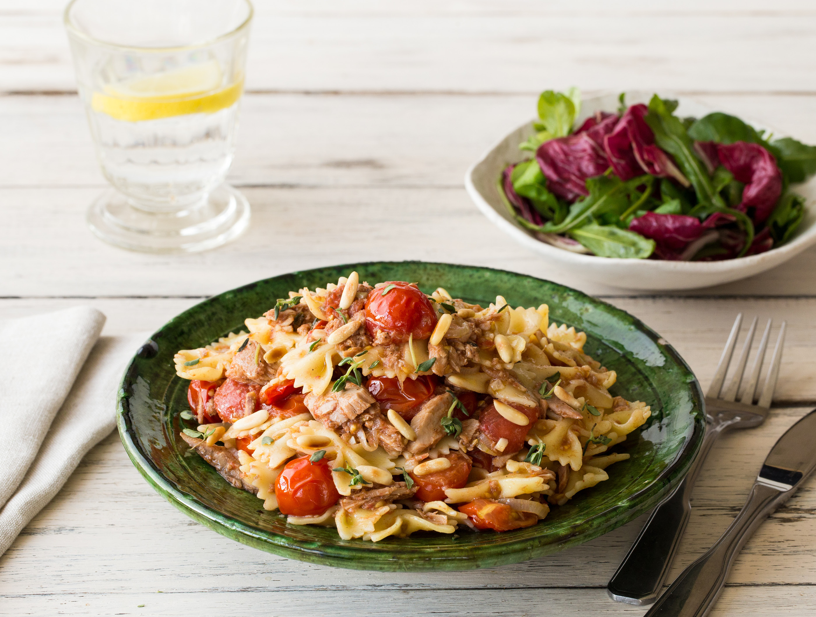 Farfalle met tonijn in een saus van cherrytomaten