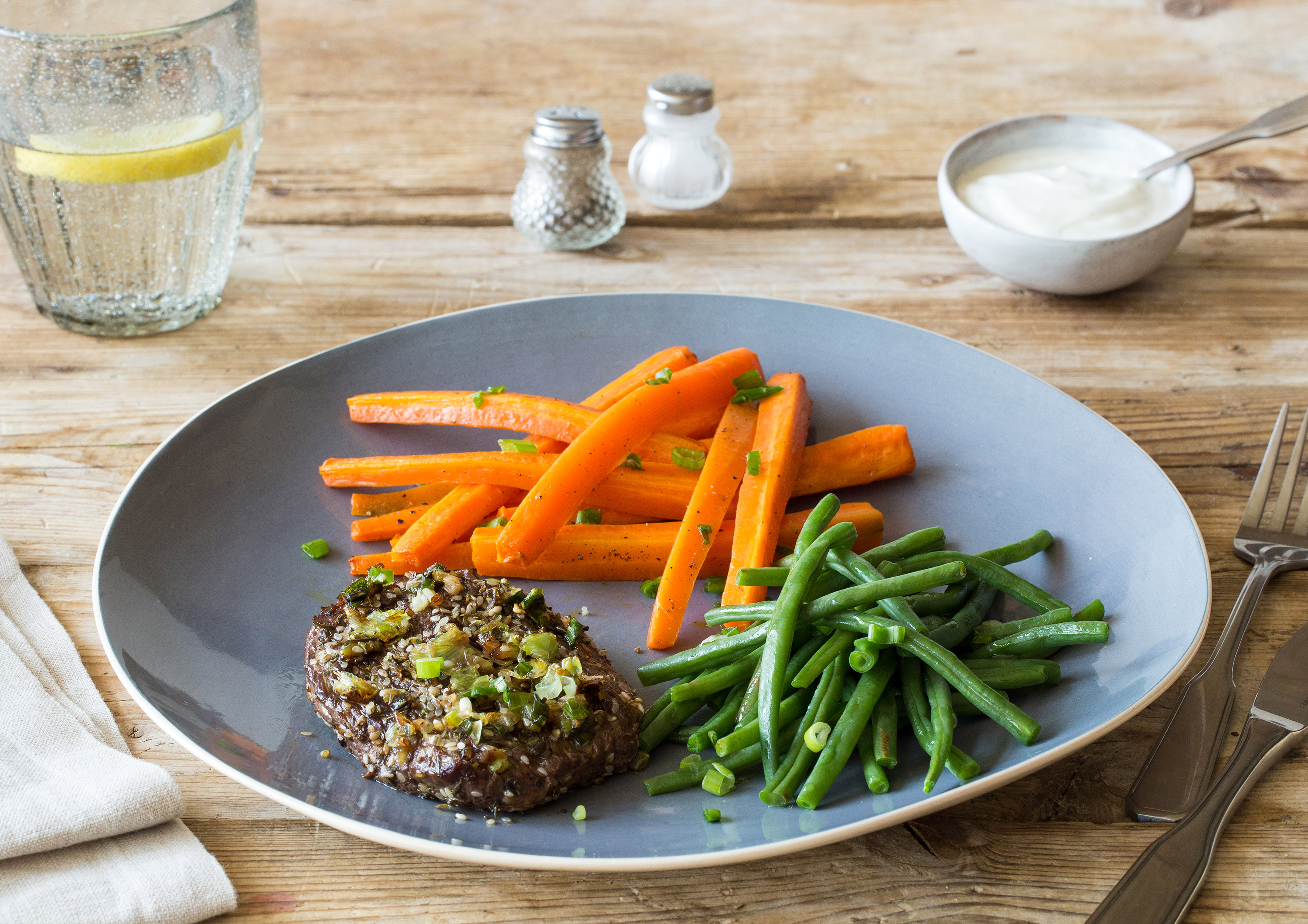 Arabisch mariniertes Rinderhüftsteak mit Ofen-Karottensticks,
