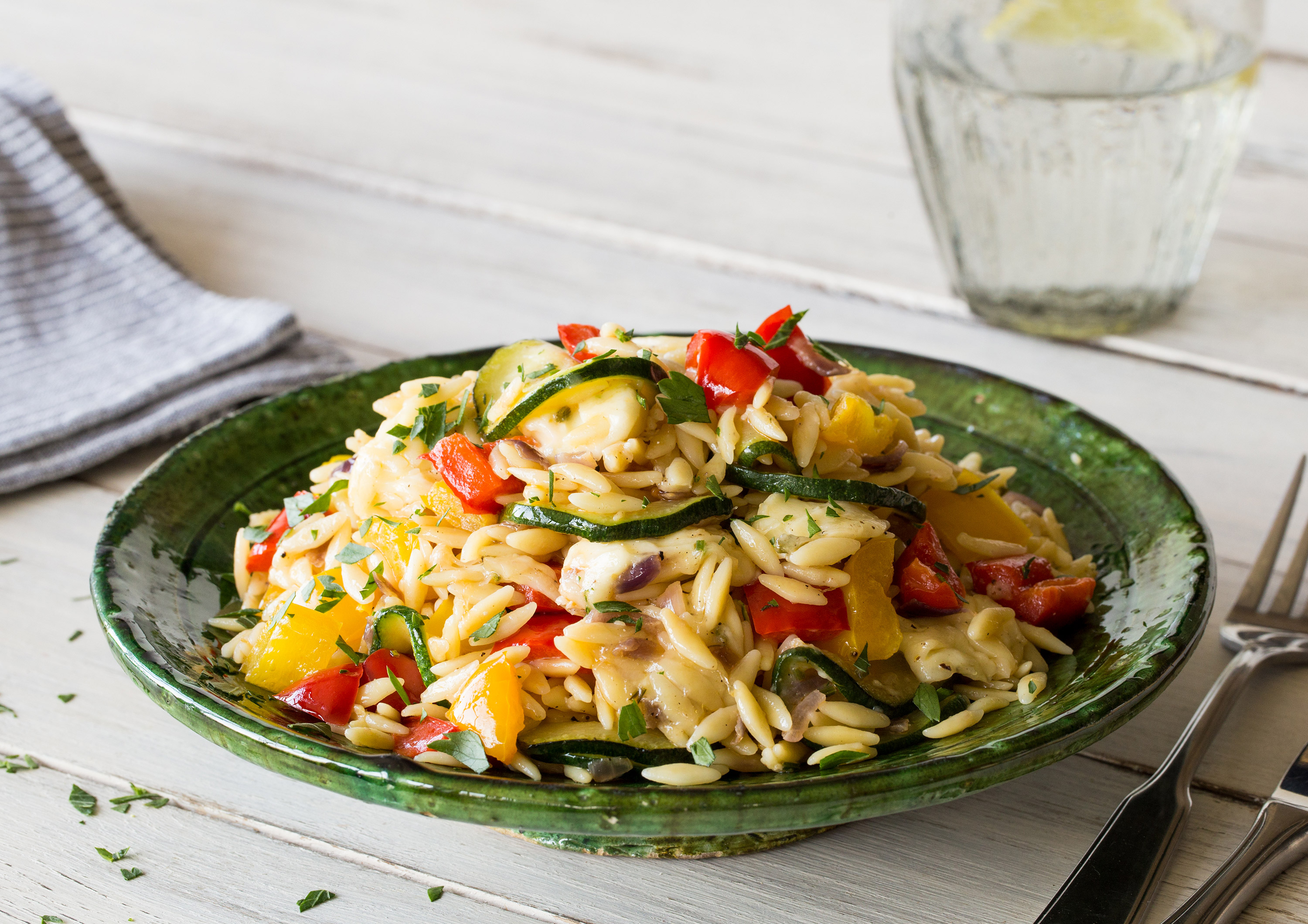 Orzo-Nudelpfanne mit dreierlei Käse und Gemüse,