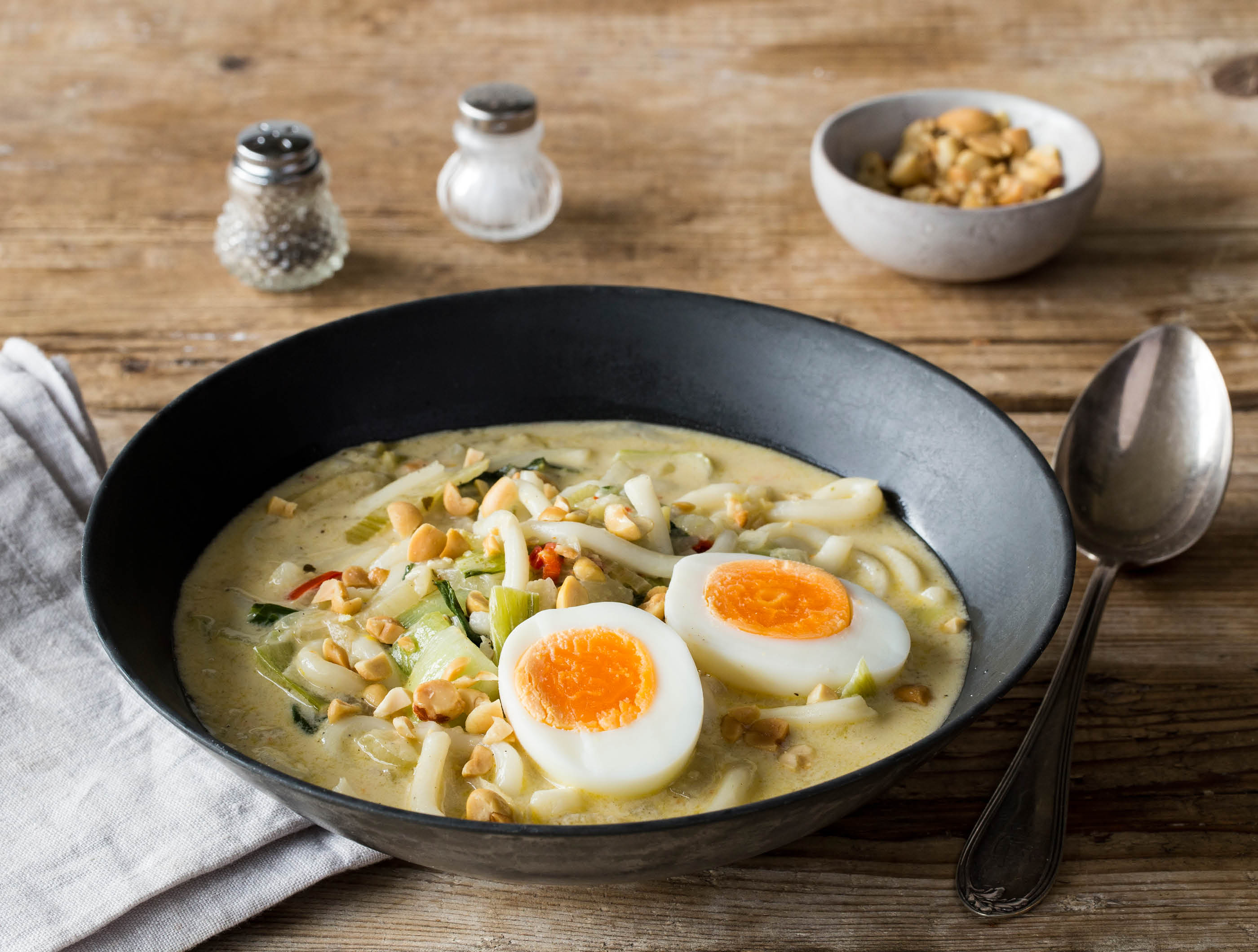 Kokossoep met udonnoedels en pinda’s