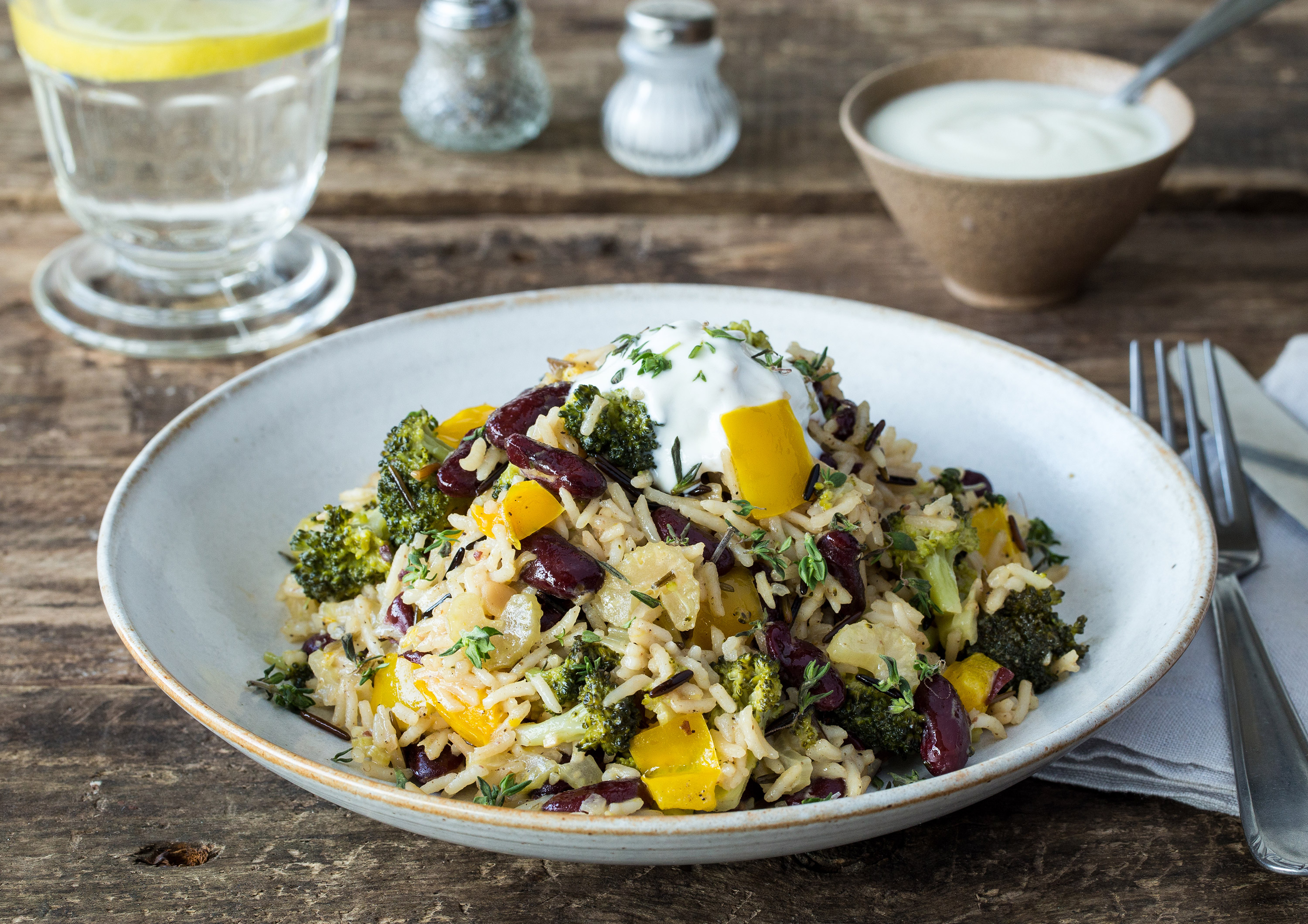 Feurige Südstaaten-Wildreispfanne mit buntem Kokosmilch-Gemüse