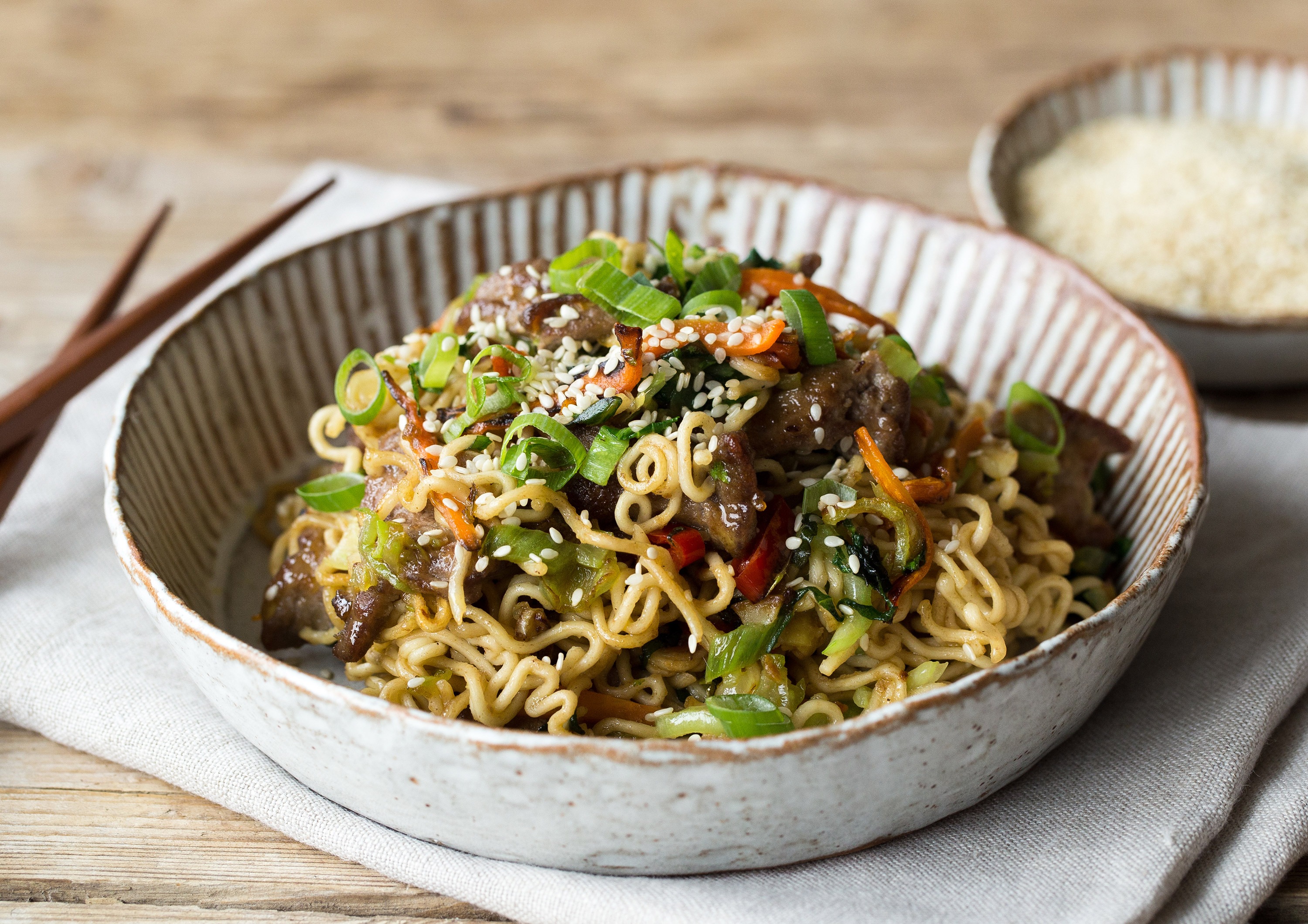 Asiatische Mie-Nudel-Pfanne mit saftigem Steak,