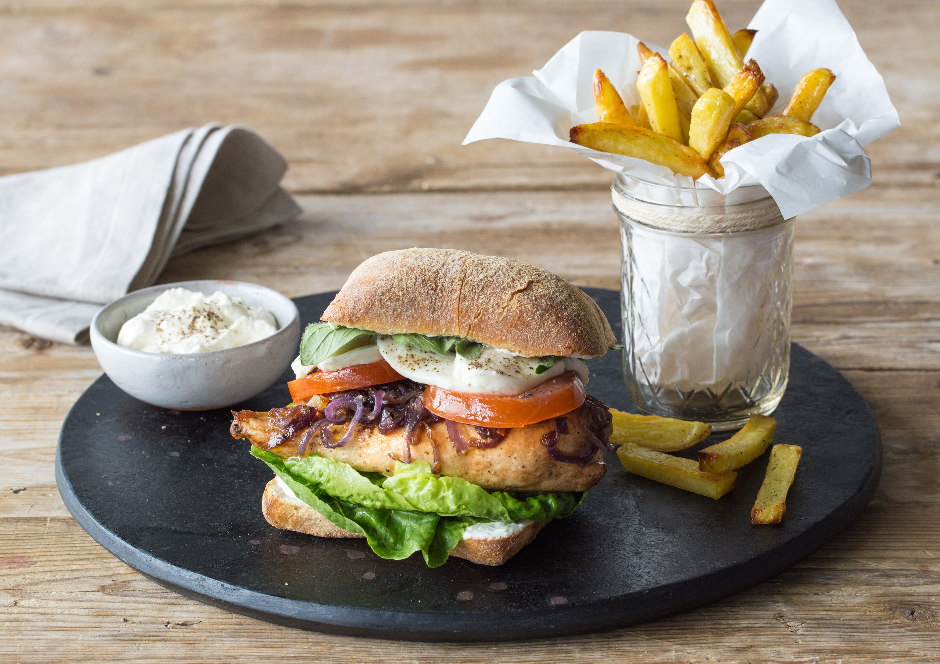 Italienischer Hähnchen-Burger mit selbstgemachten Ofen-Pommes