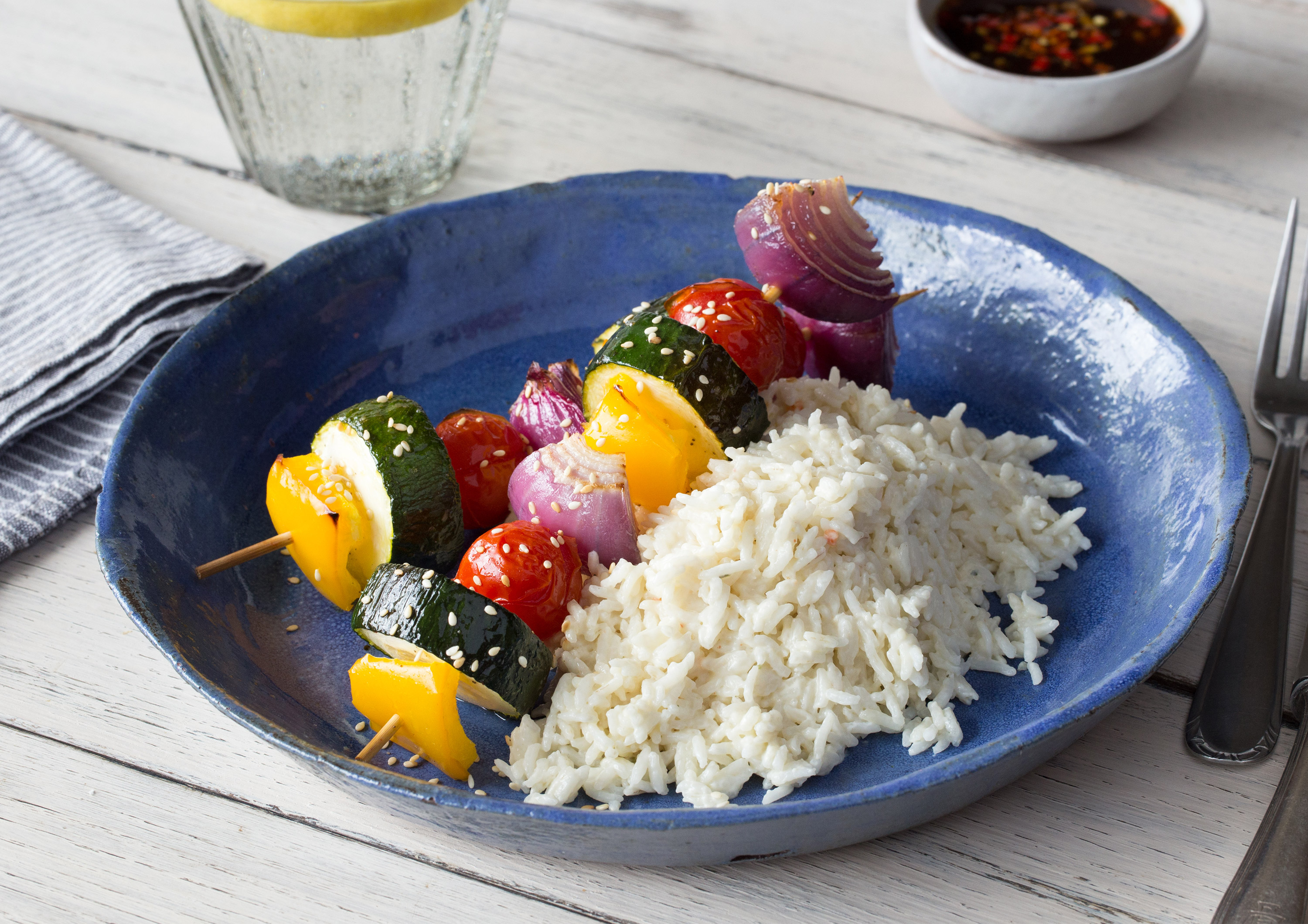 Asiatische Gemüsespieße mit cremigem Kokosmilch-Reis