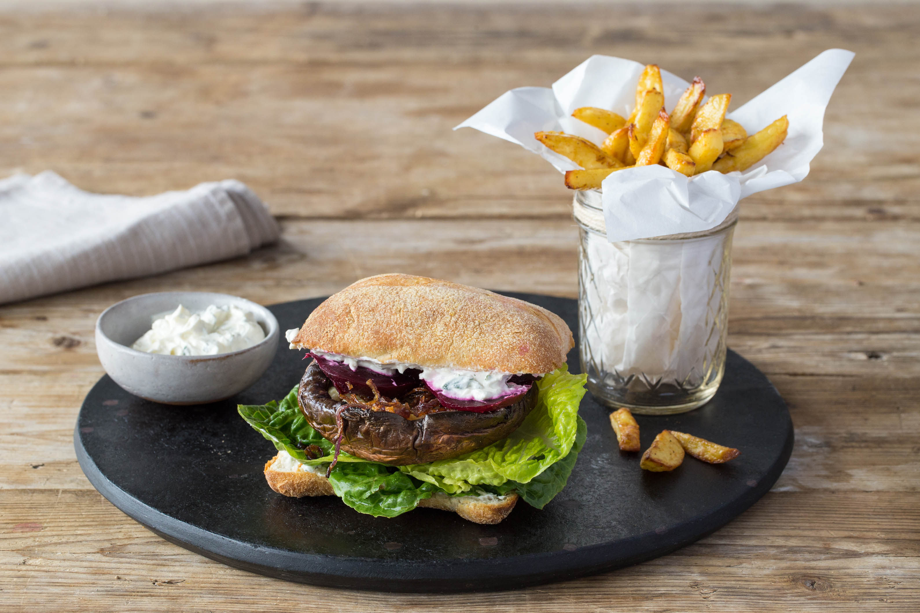 Herzhaft gefüllte Portobello-Pilz-Burger mit Ofen-Pommes,
