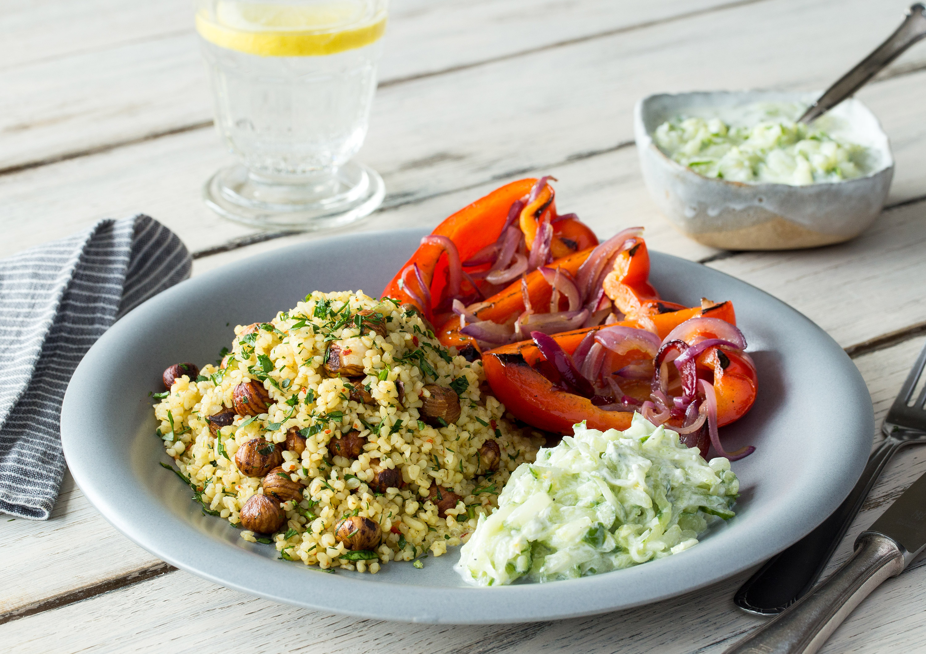 Knackiger Bulgur-Kräuter-Salat mit Gurken-Joghurt-Raita