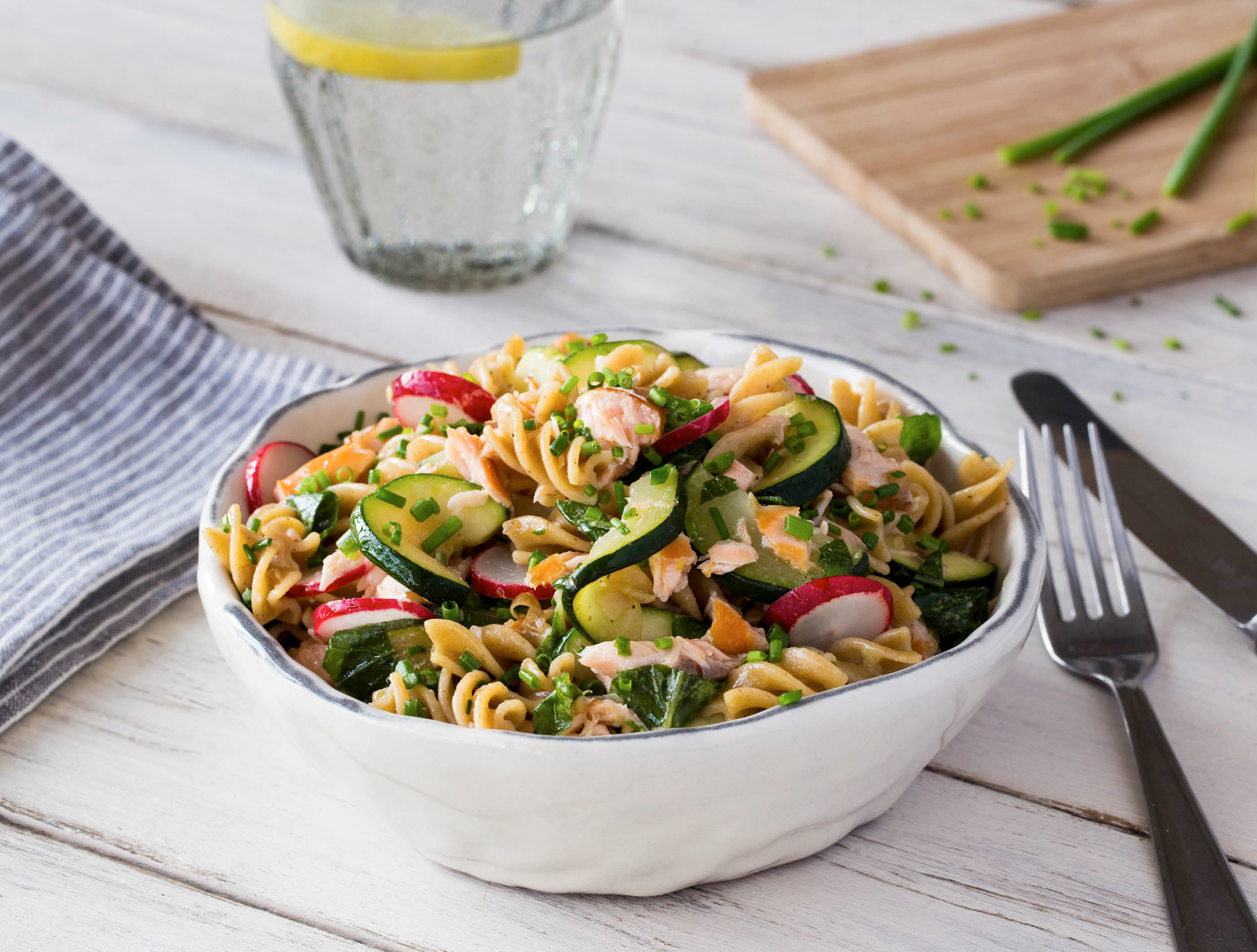 Frisse pastasalade met warmgerookte zalm, Hollandse radijs en bieslook