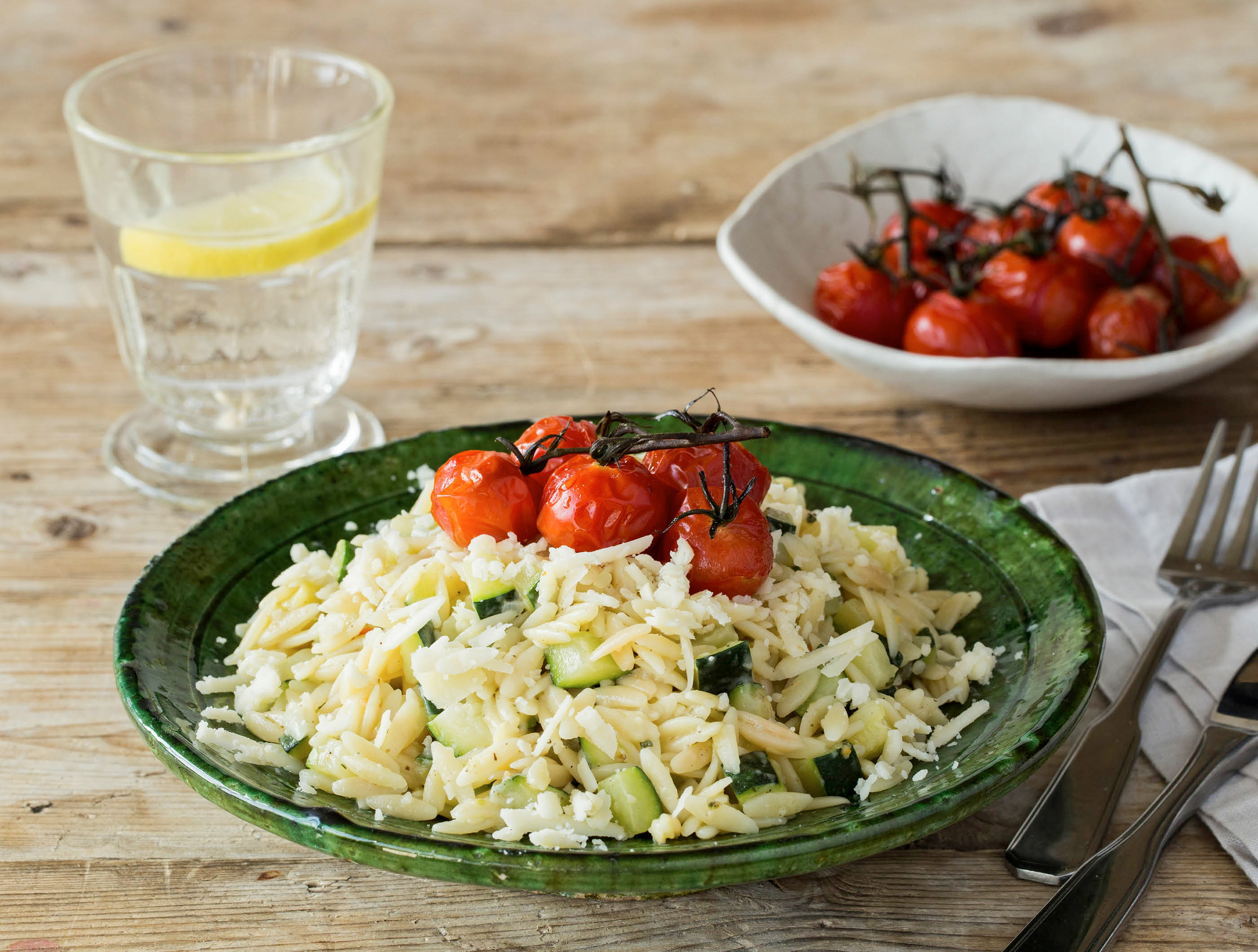 Orzo met romatrostomaten uit de oven en gruyère