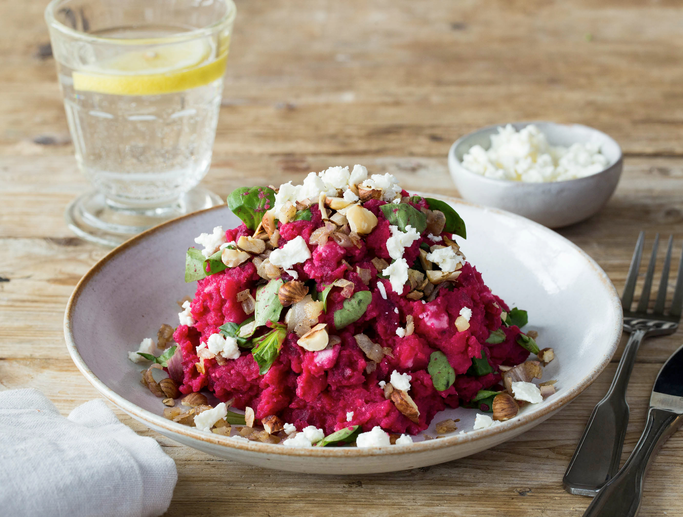 Lentestamppot met rode bieten, feta en hazelnoten