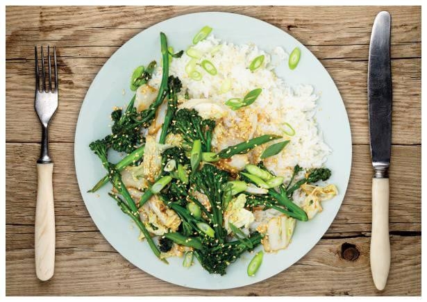 Brokkolini-Chinakohlpfanne auf Jasminreis 