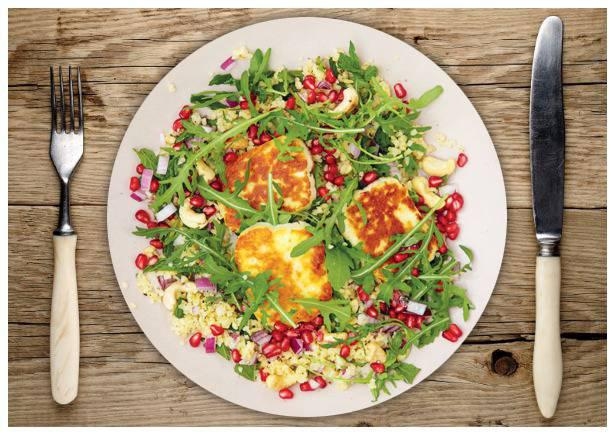 Gegrillter Pfannenkäse auf buntem Tabouleh