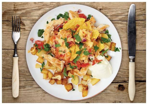 Mit Tortilla Chips, Salsa und Gouda überbackene Hähnchenbrust