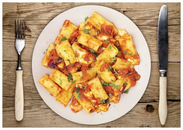 Rigatoni In Feuriger Tomaten-Paprikasoße