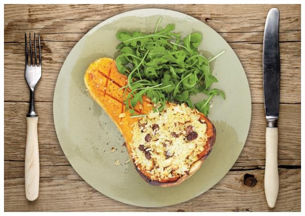 Mit Basmatireis, Rosinen und Ricotta gefüllter Butternusskürbis