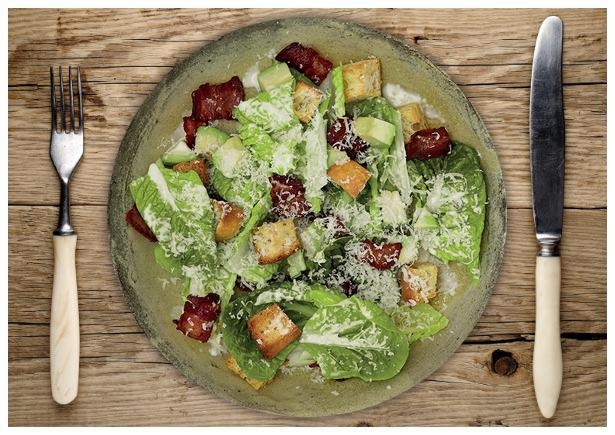 Caesar Salat mit Bacon und Avocado