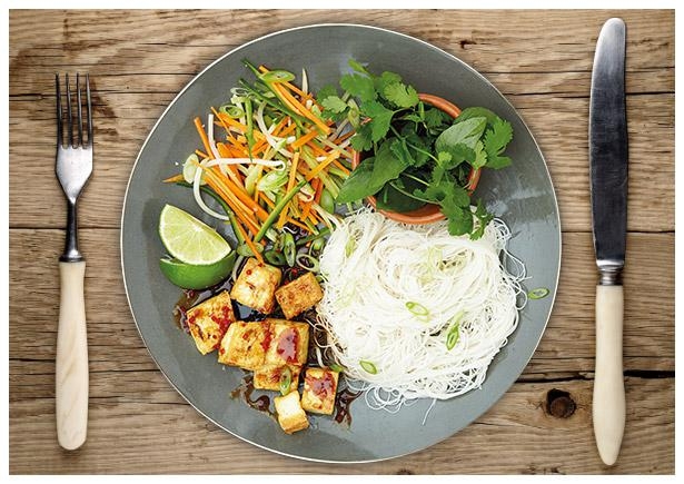 Vietnamesische „Bun Cha“ Reisnudeln mit krossem Tofu