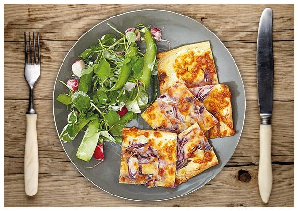 Feiner Frühlings-Kräuterfrischkäse- Flammkuchen