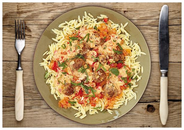 Feurige Salsiccia-Fleischbällchen auf feinem Orzo