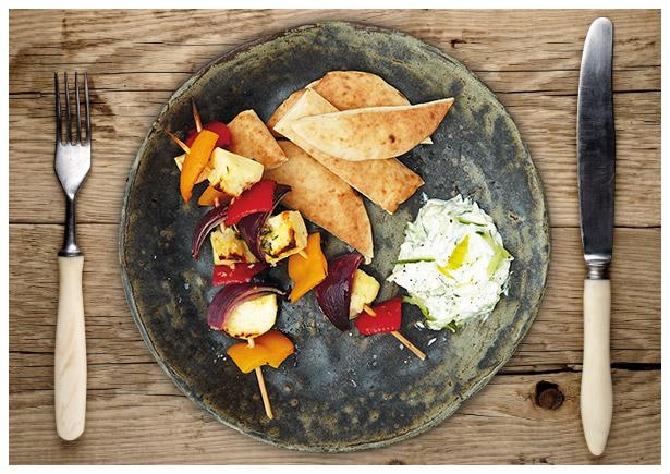 Braun gebratene Halloumi-Paprika-Spieße