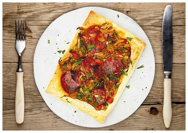 Pikante Chorizo-Spitzkohl-Blätterteigpizza