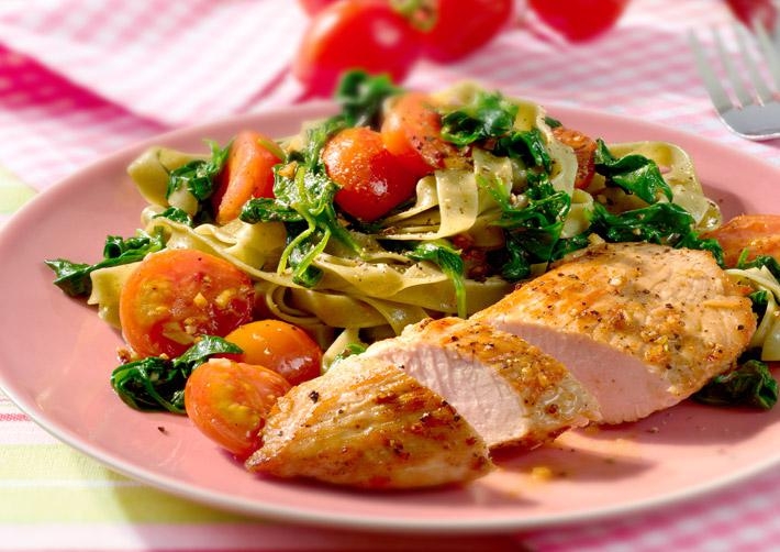 Tagliatelle mit Spinat und Putenbrust