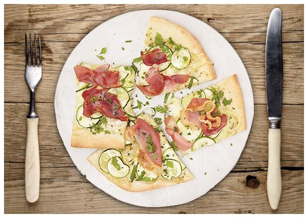 Knusprige Schwarzwälder Schinken-Kräuter Pizza 