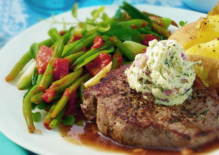 Steak mit Kräuterbutter und Bohnen