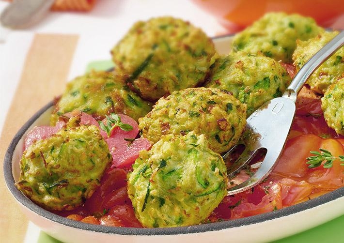 Zucchinibällchen auf Tomatensoße