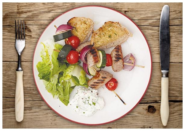 Für den Grill: Bratwurst-Gemüsespieße