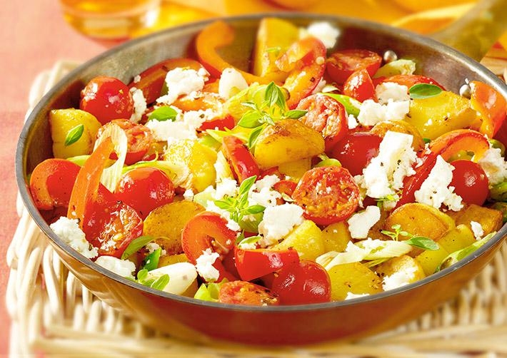 Bunte Kartoffelpfanne mit Tomaten         