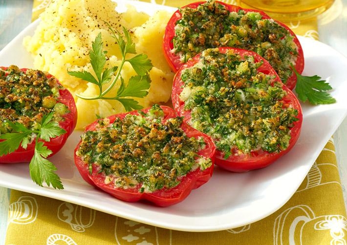 Kräuter-Käse-Tomaten mit Püree