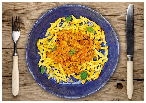 Kross gebratene Spätzle in delikater Crème fraîche-Zuccini-Tomatensoße