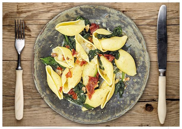 Conchiglie Pasta in herzhafter Gorgonzola-Spinatsoße