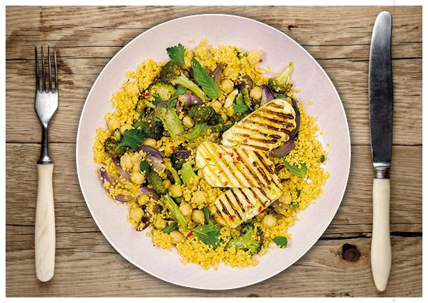 Lauwarmer Couscous-Salat mit knusprig gebratenem Zitronen-Chili-Grillkäse