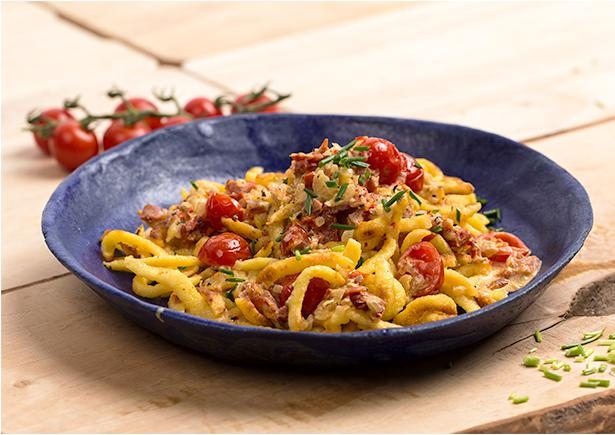 Braun und knusprig gebratene Spätzle