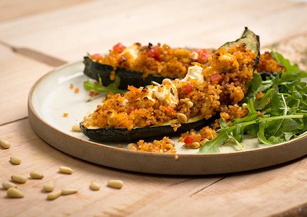 Mit Bulgur und Hirtenkäse gefüllte Zucchini