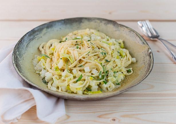 Spaghetti mit cremiger Kohlrabi-Porree-Soße