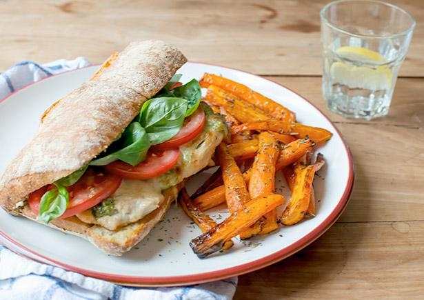 Hähnchen Ciabatta Burger mit Kürbiskernpesto-Mozzarella Haube