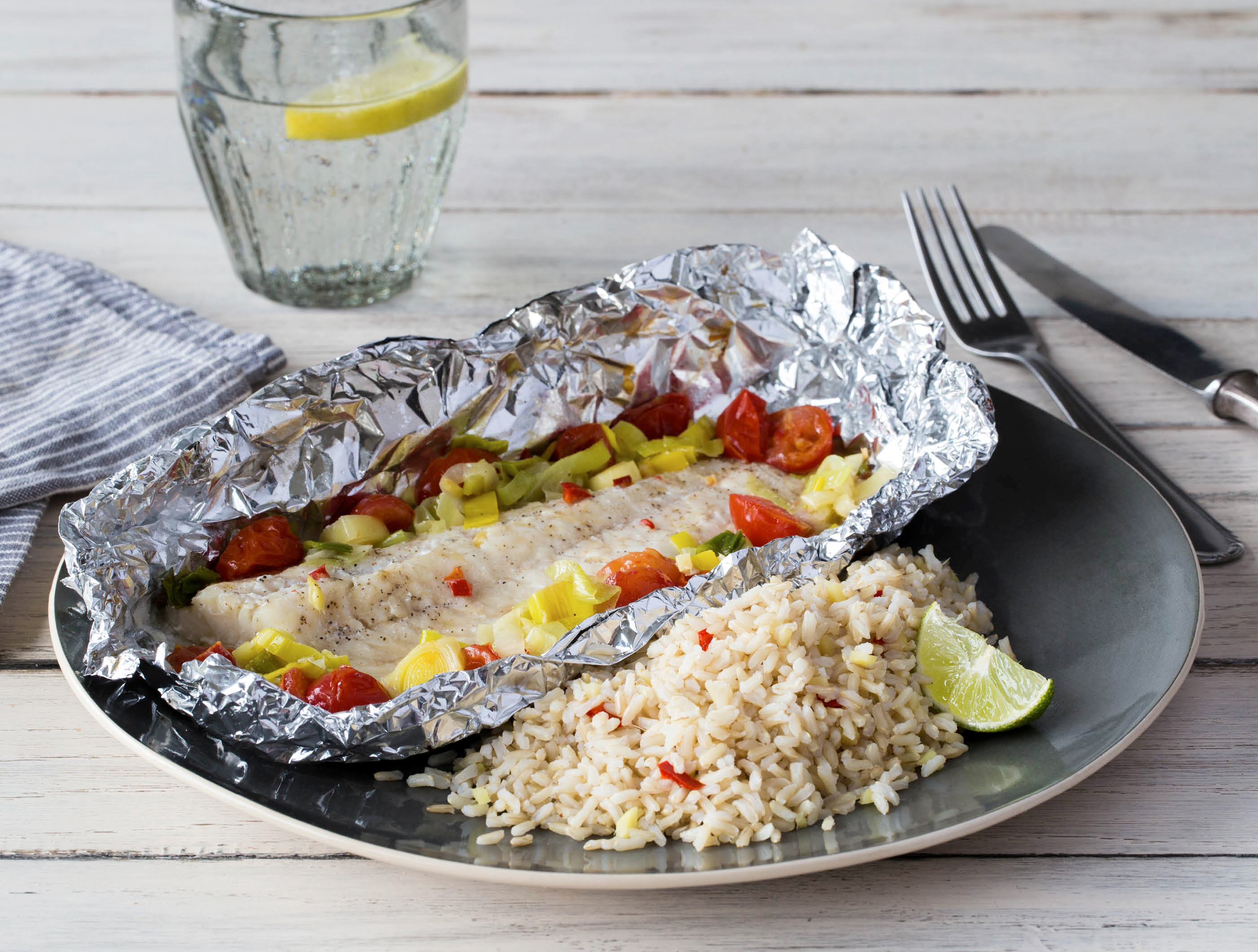 Oosters vispakketje met gestoomde groenten en kokosrijst