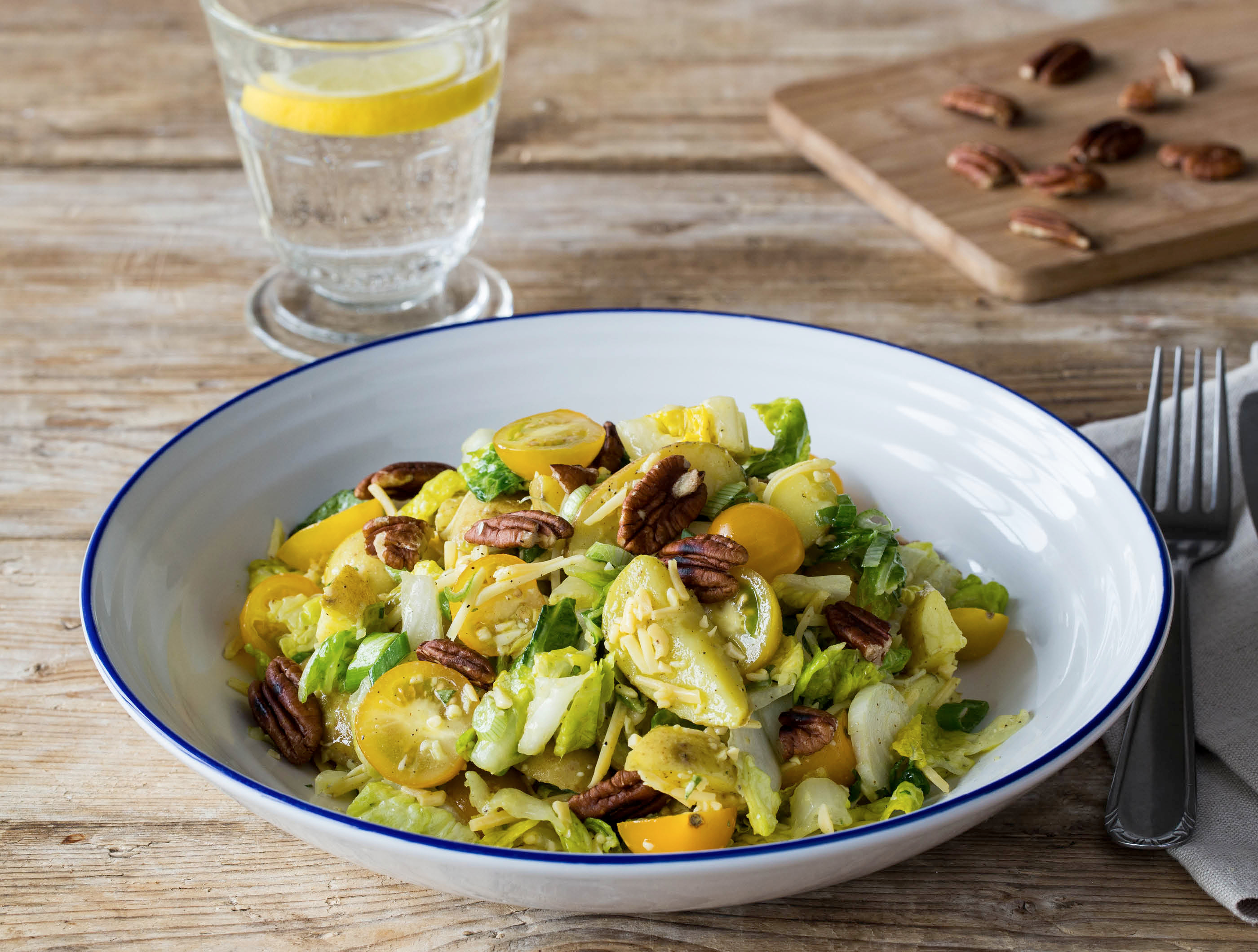 Zomerse krieltjessalade met sinaasappel-oreganodressing en oude komijnekaas