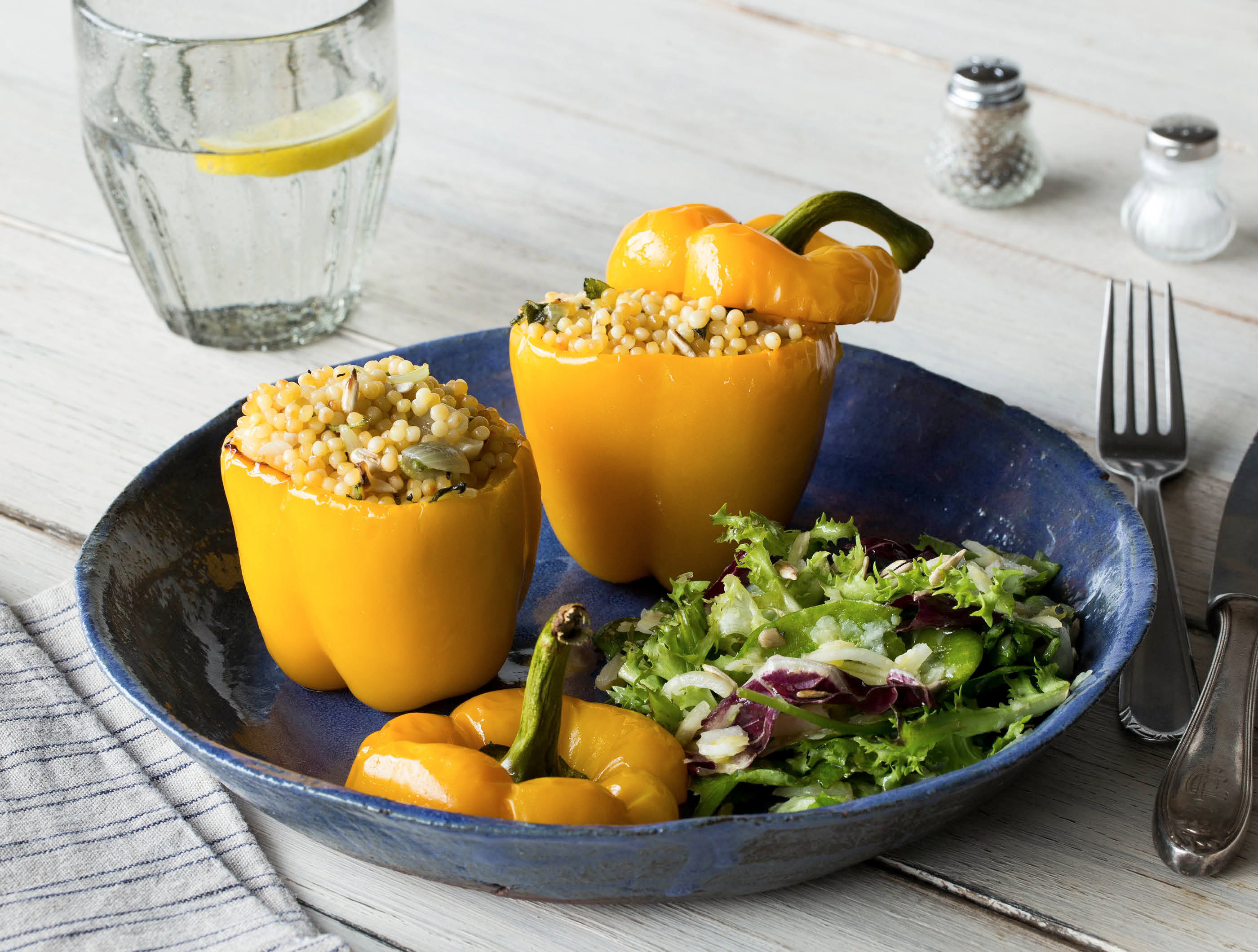 Gevulde paprika’s met parelcouscous, zonnebloempitten en grana padano