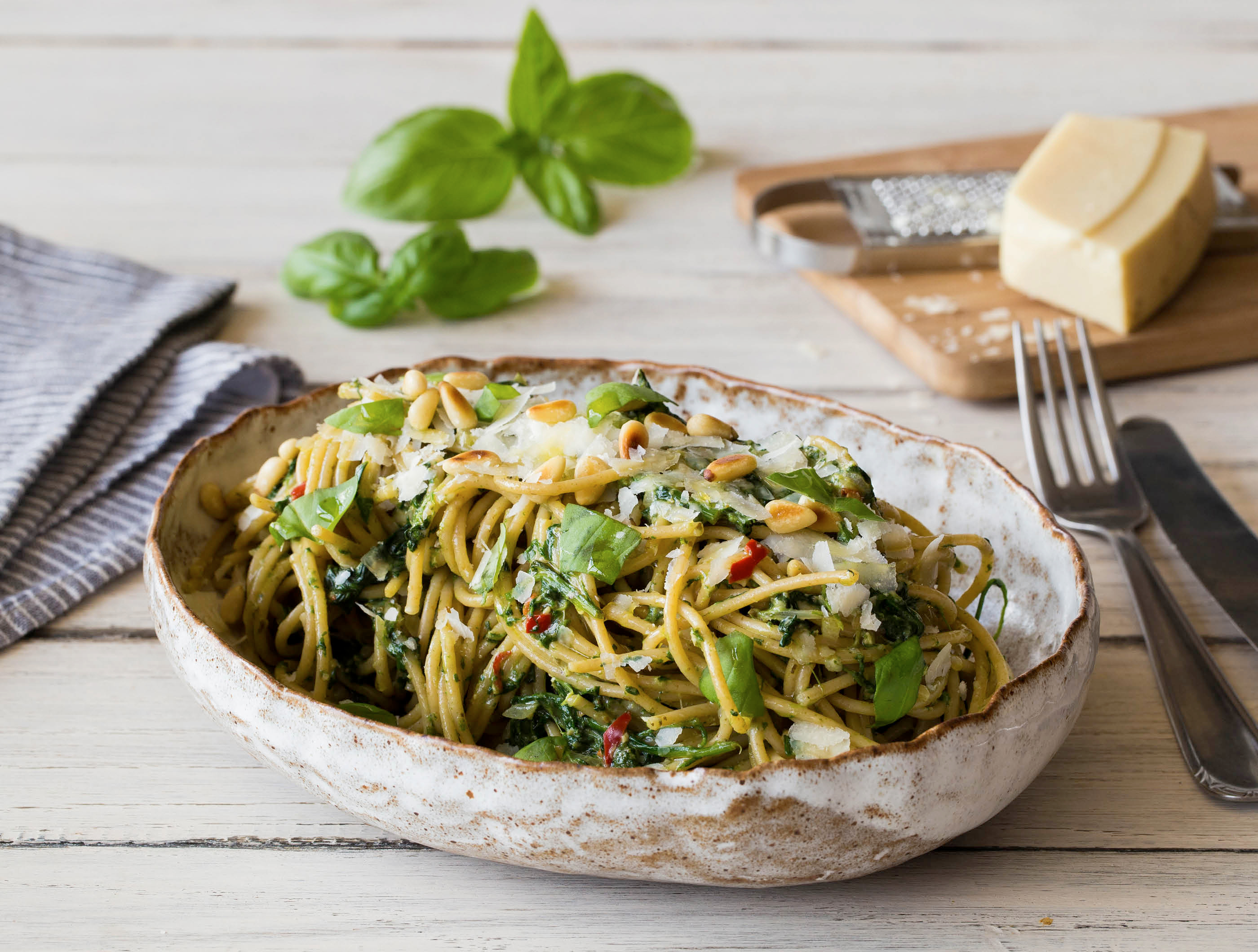 Spaghetti integrale met spinazie-pestosaus en Parmigiano Reggiano