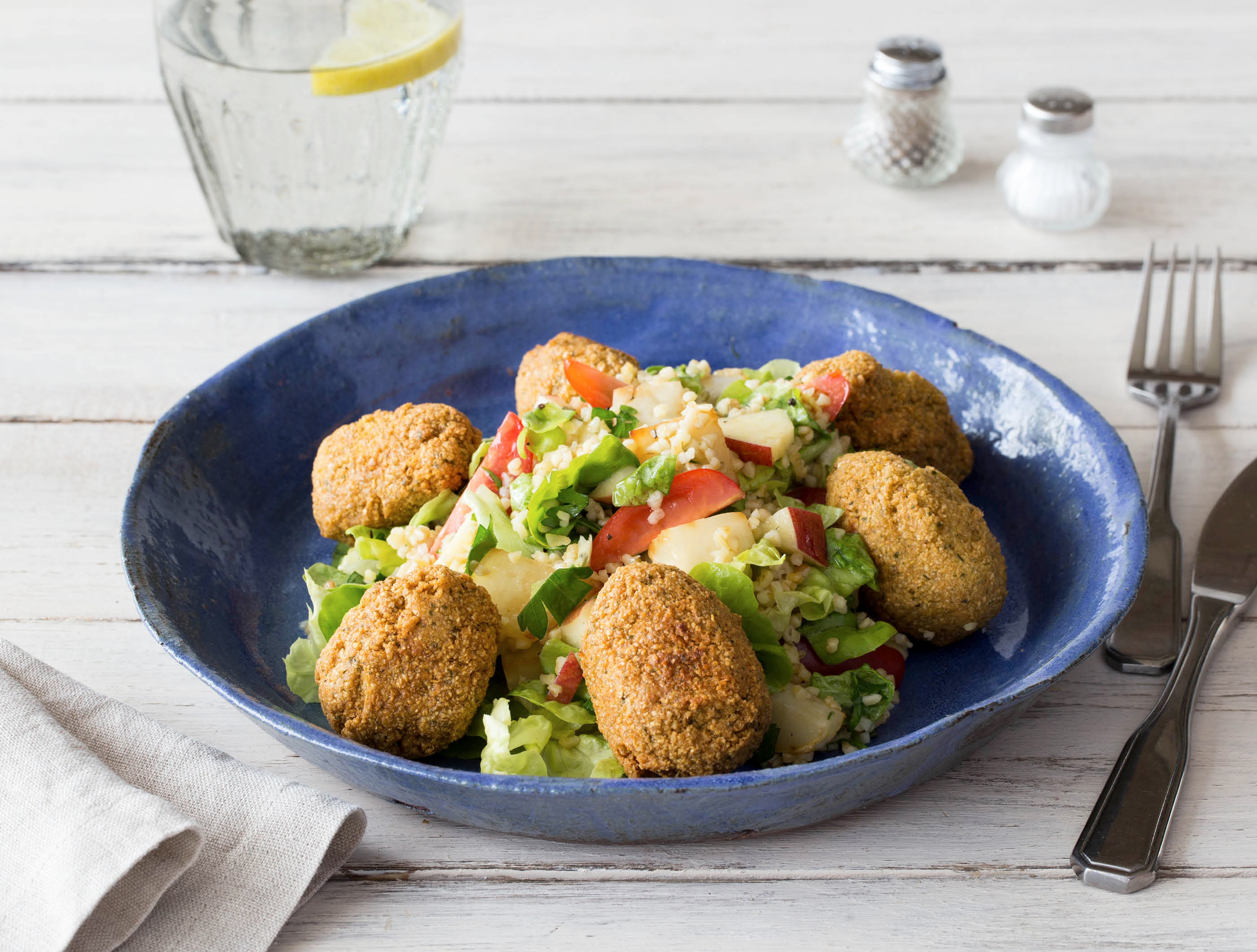 Volkoren bulgur met appel, koolrabi en falafel