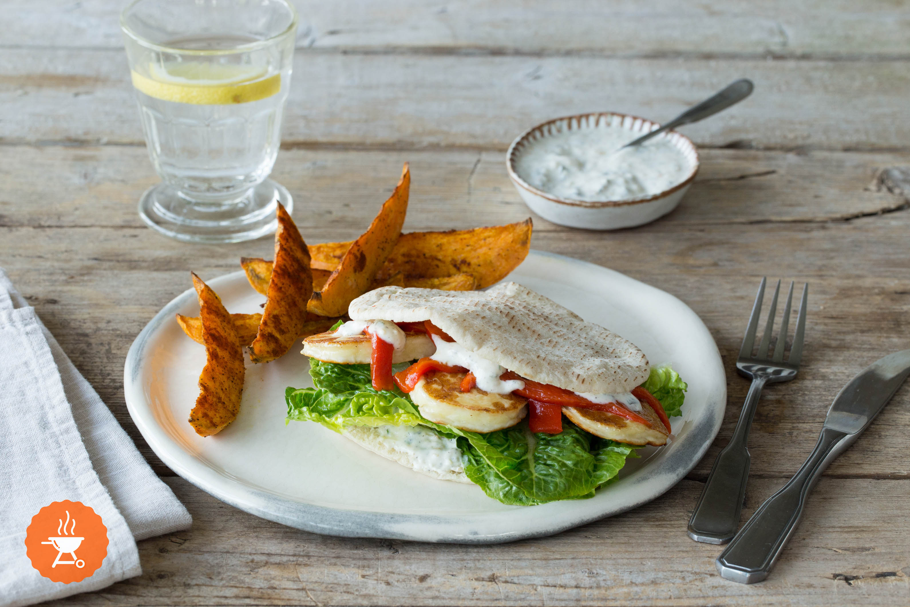 Köstlich gefüllte Pita-Taschen mit Sesam-Minz-Joghurt