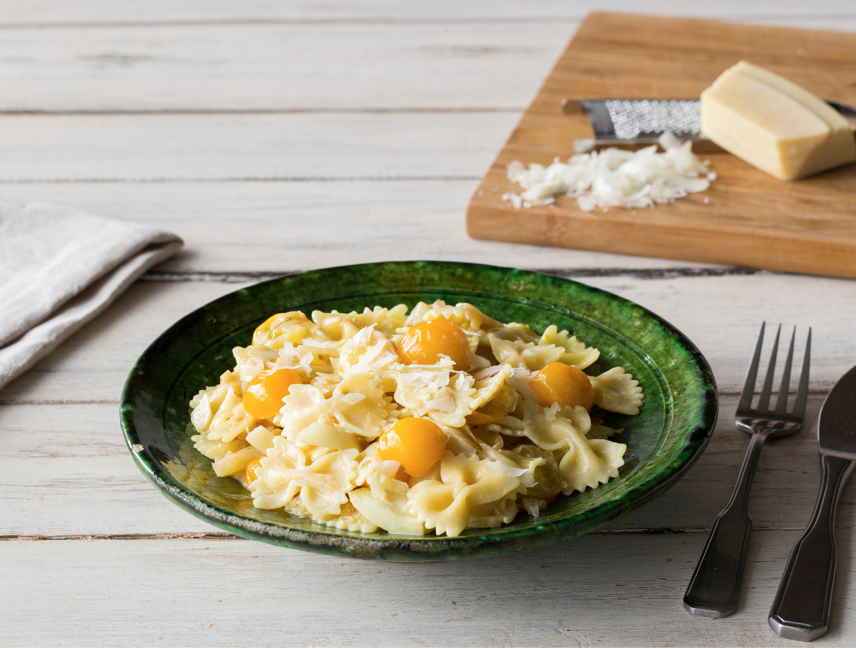Romige farfalle met verse knoflook, cherrytomaten en grana padano