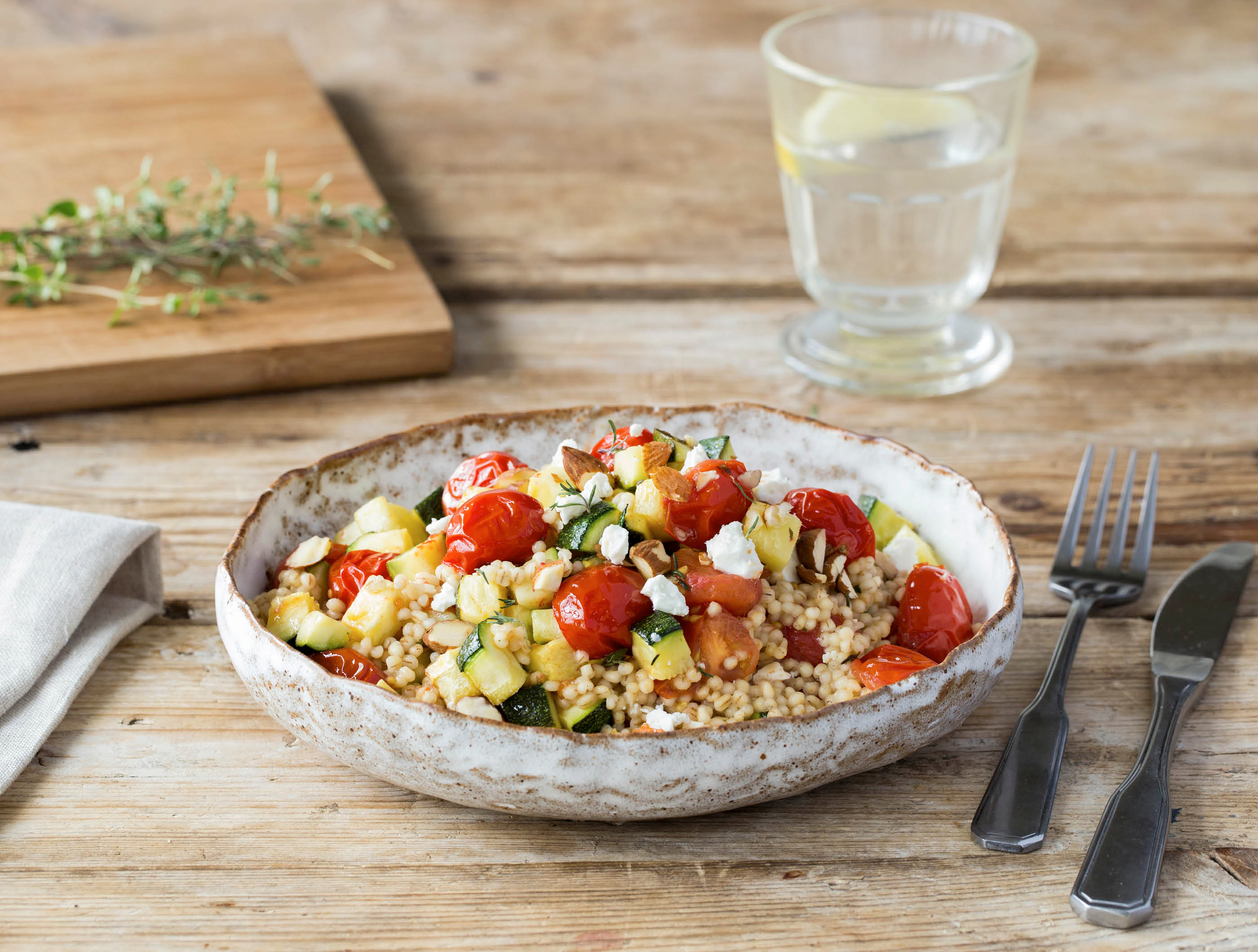 Parelgerst met gegrilde courgette, feta en amandelen
