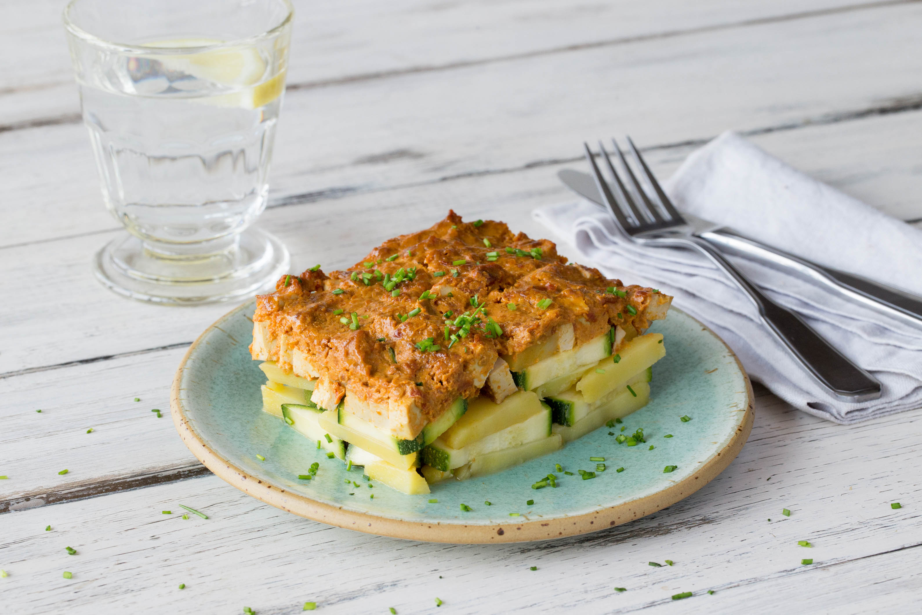 Veganer Kartoffel-Zucchini-Auflauf mit Räuchertofu